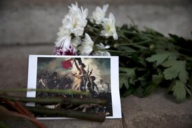 Képeslappal és virágokkal tisztelegnek az áldozatok emléke előtt a londoni francia nagykövetség épületénél