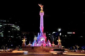 Mexikóvárosban a Függetlenségi emlékműre vetítik a francia trikolórt