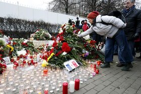 Virágokat és gyertyákat helyeznek el az áldozatok emlékére Moszkvában