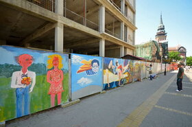 A mögöttünk álló hétvégén több festőművész, graffitis és önkéntes tette szebbé Szabadka központját azzal, hogy befestették az épülőfélben lévő Népszínház épületét körülvevő palánkot.