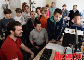 A Magyar Szó székházában jártak az újvidéki Petőfi Sándor Általános Iskola negyedikesei (Dávid Csilla felvétele)