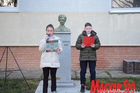 Szenttamás: Közös ünnep a Petőfi-szobornál (Paraczky László felvétele)