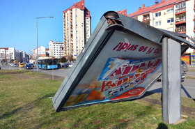 A billboard sem tudott ellenállni a szélnek