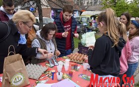 Nagypénteki tojásfestés Újvidéken az ortodox nagypéntek alkalmából (Ótos András felvétele)