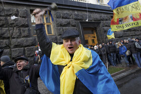 A demonstrálók a kormány távozását követelik. Azért tiltakoznak, mert a várakozásokkal ellentétben Ukrajna a múlt héten nem írta alá a társulási megállapodást az Európai Unióval. (MTI)