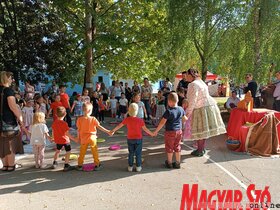 Vajdasági Magyar Táncháztalálkozó és Sokadalom Topolyán (Kazinczy Paszterkó Diana felvétele)