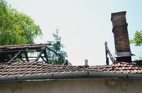 A tűzoltók is csodálkoztak, hogy éppen ebbe az alacsony tetejű, kis házba csapott be a villám
