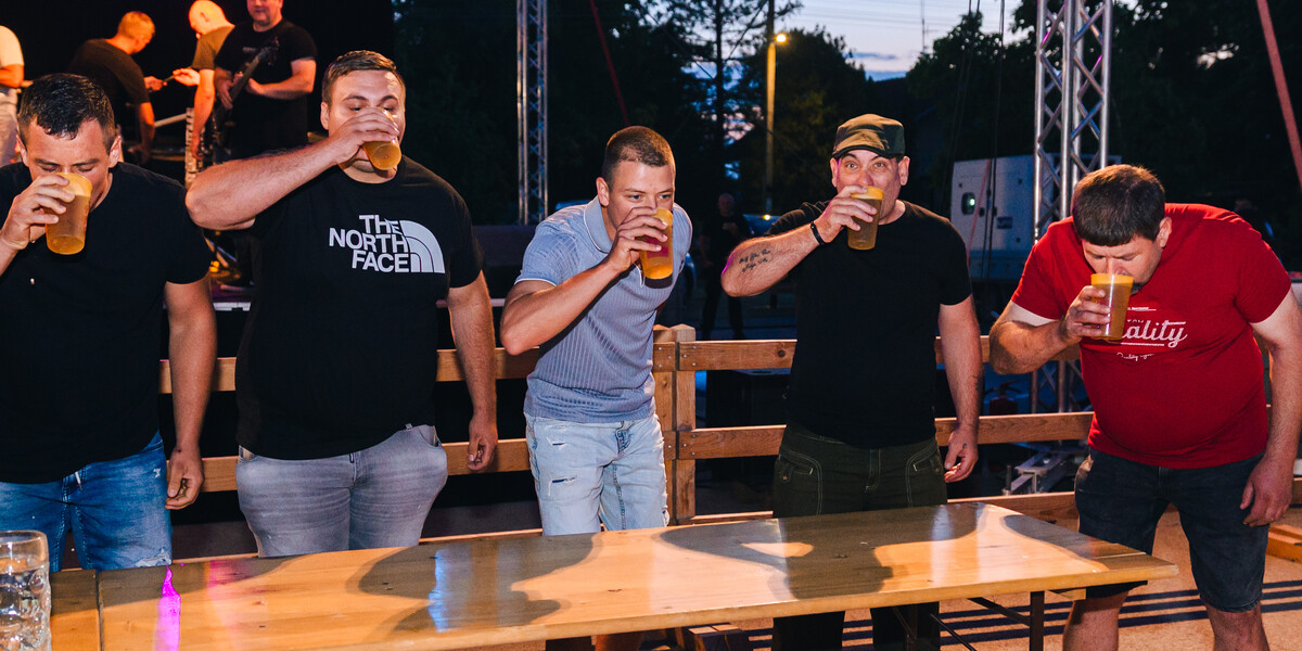 Orom kitárta kapuit