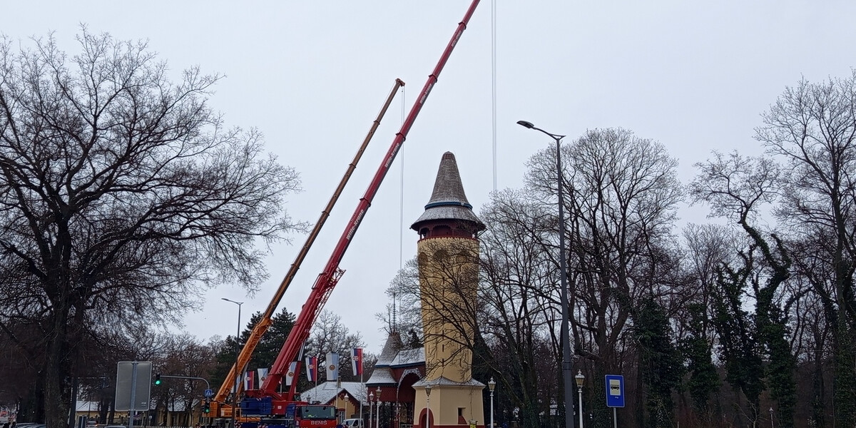 Újra egyenes a Víztorony csúcsdísze