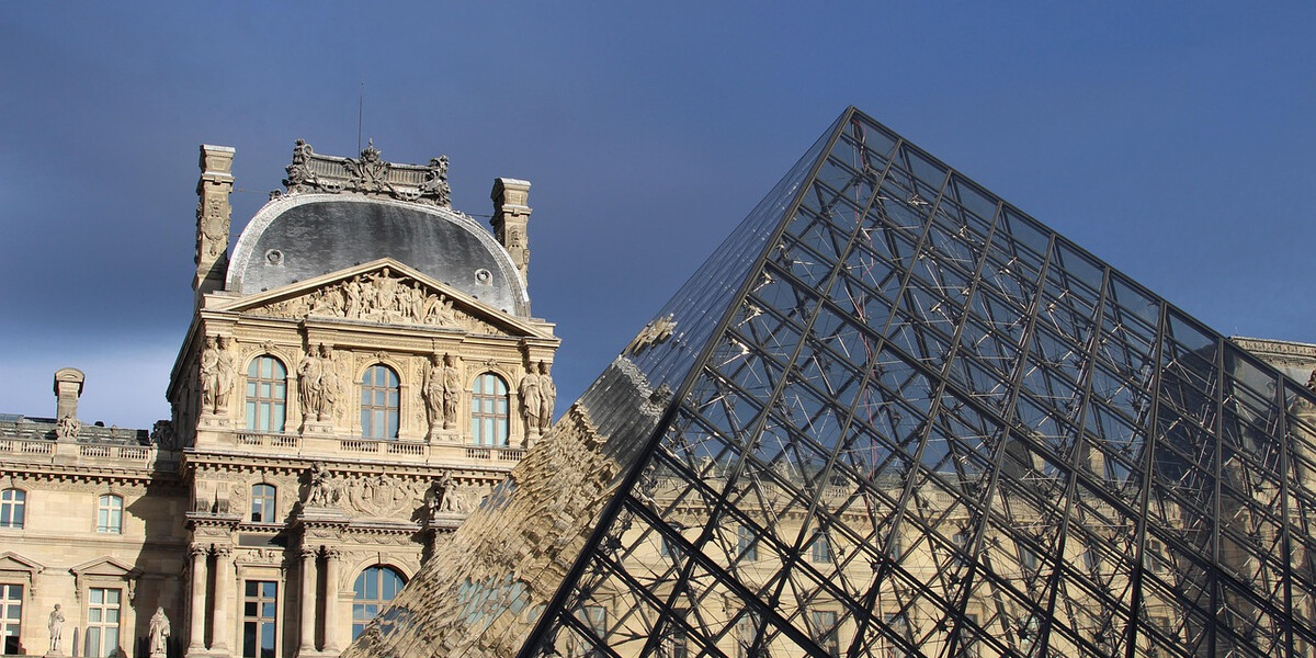 Rab szökött meg a Louvre felé tartó kulturális látogatás során Párizsban