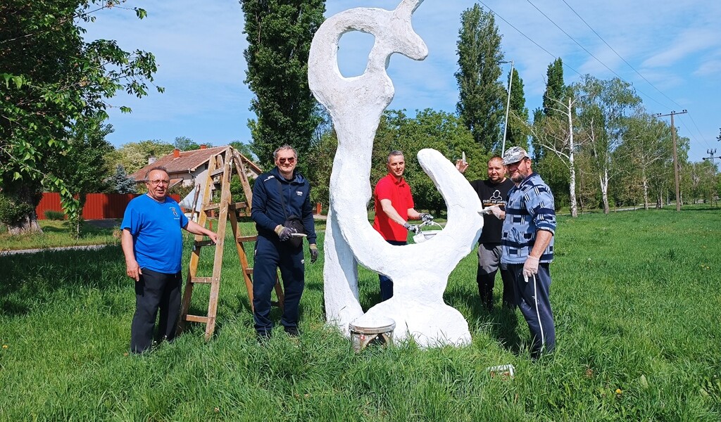 Seprű, zsák, kasza, kapa